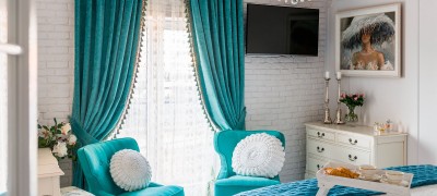 The use of turquoise curtains of different shades in the interior