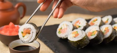 How to learn to eat with sushi chopsticks