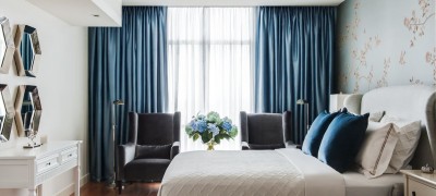 The choice and use of blue curtains in the interior