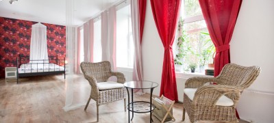 The choice and application of red curtains in the interior