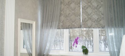 The combination of roller blinds and tulle on one window