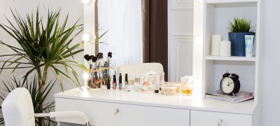 Features and benefits of a makeup table with a mirror and lighting