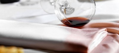 Nous lavons le vin rouge des vêtements à la maison