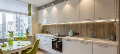 Kitchen with cupboards to the ceiling