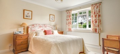 Short curtains in the bedroom