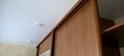 Built-in wardrobe with stretch ceiling