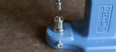 Machine pour installer des boutons et des oeillets