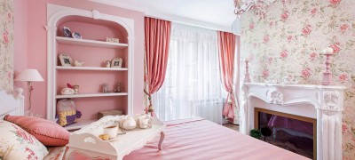 The use of pink curtains in the interior