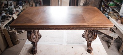 Réparation et restauration d'une table en bois