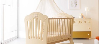 How to hang a canopy on a baby bed