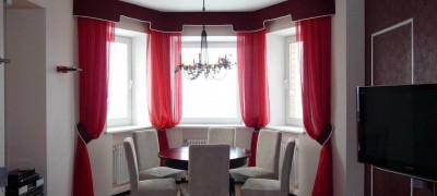 Burgundy curtains in the interior