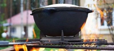 How to properly clean a cast iron or aluminum cauldron