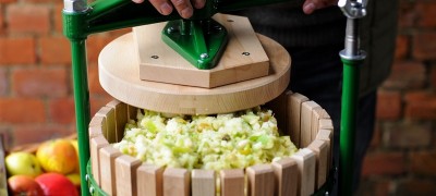 Making a press for squeezing juice from apples