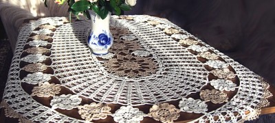 Crocheted tablecloths with patterns and descriptions