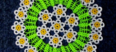 Crochet napkin with daisies