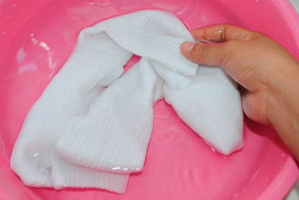 Before you start washing light-colored but soiled socks, they are soaked for 3 hours in a detergent prepared in advance.