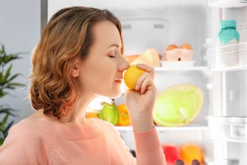 how to clean the fridge from the smell