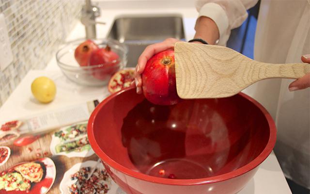 cleaning pomegranate at home