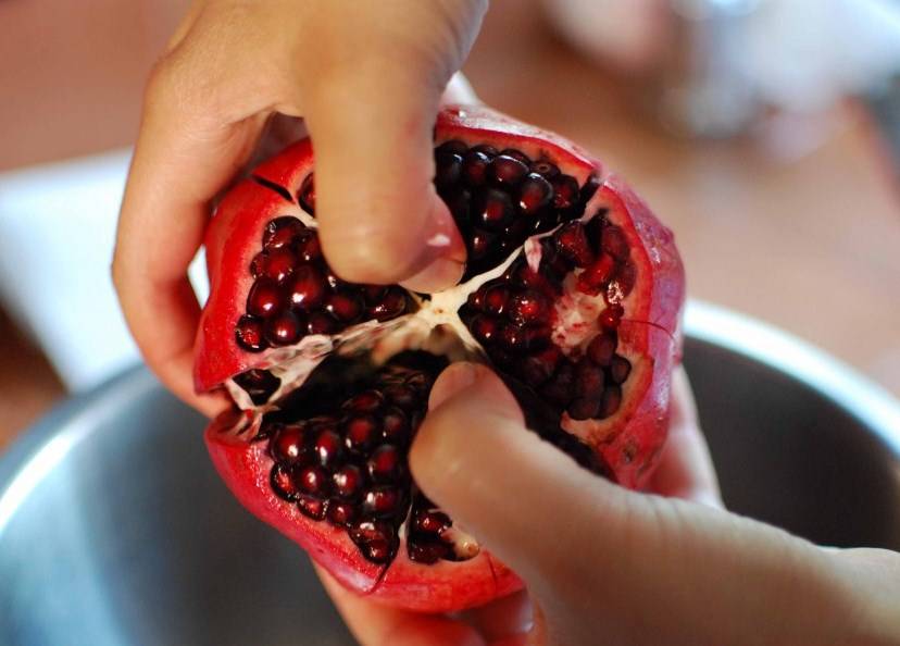 cleaning pomegranate