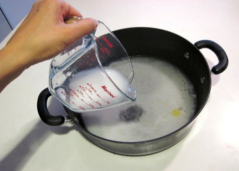 cleaning the pan with whiteness