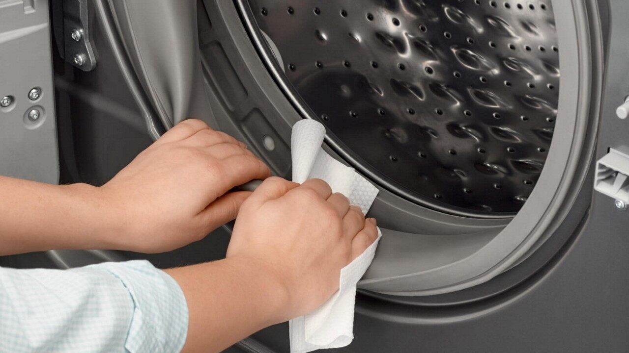 cleaning the cuff of the washing machine