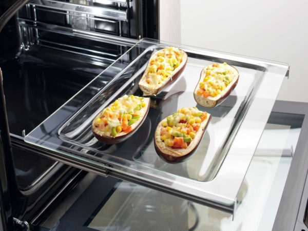 To achieve even baking of the dish, many use the old and proven method: move the baking sheet from one level to another.