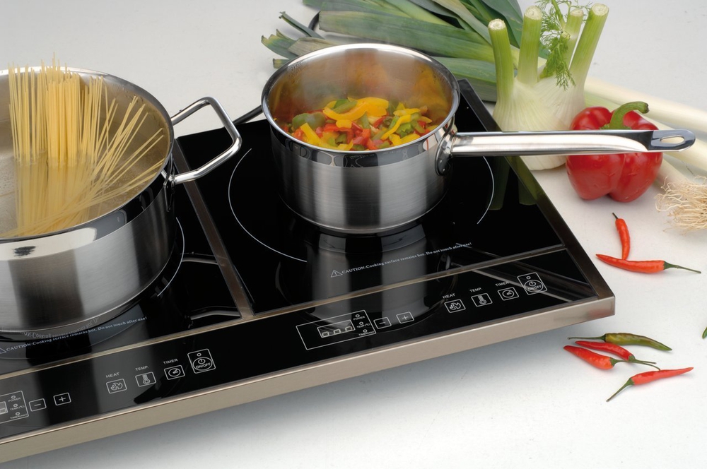 cuisinière à induction avec batterie de cuisine