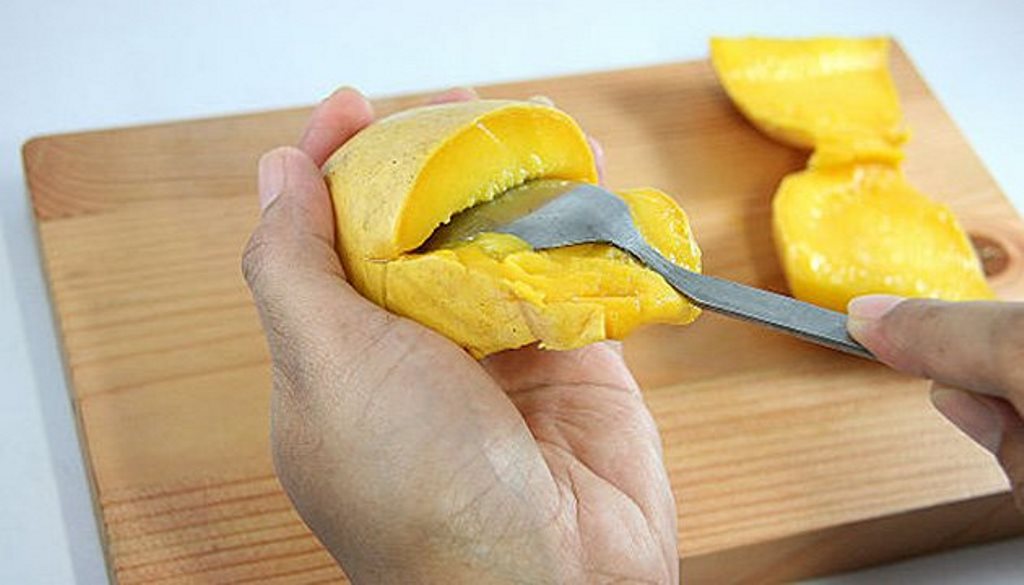 how to peel a mango with a spoon