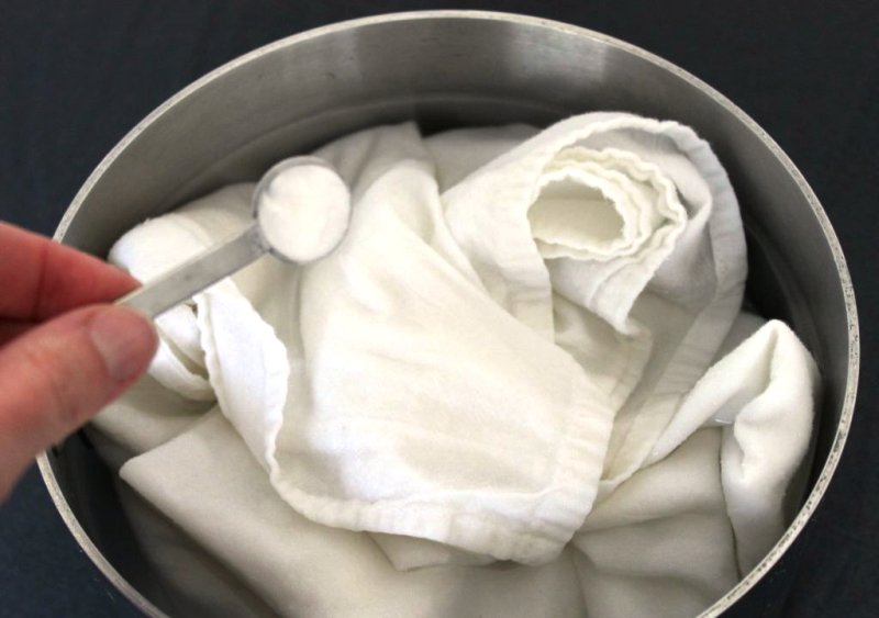 soak the laundry in a baking soda solution