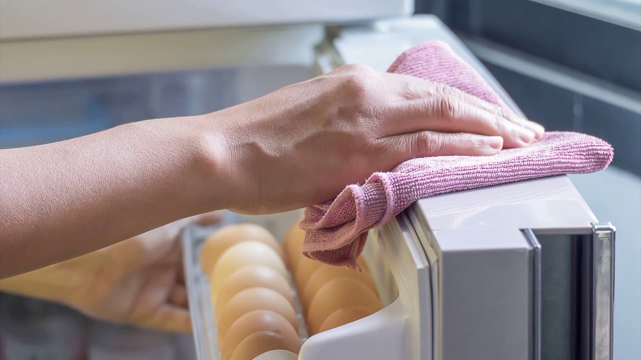 how to clean the fridge from the smell