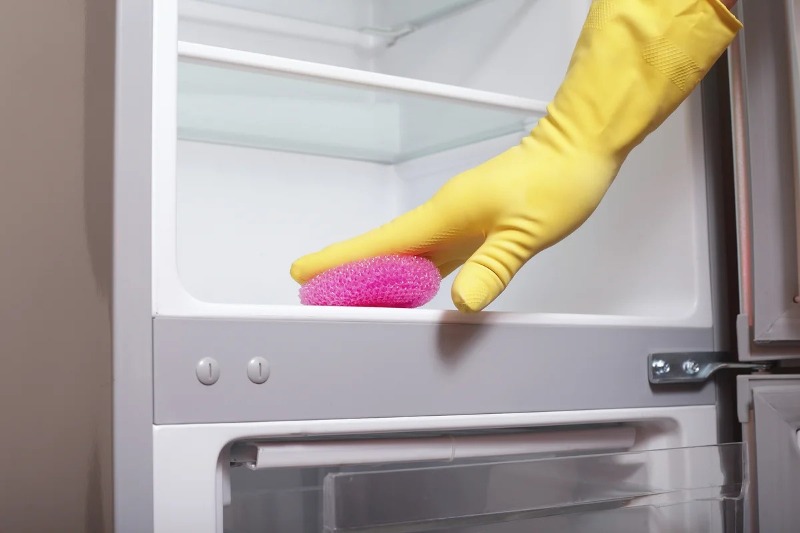 how to clean the freezer from the smell