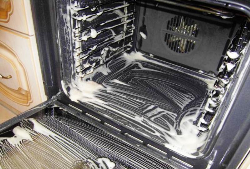 how to clean the oven with soda ash