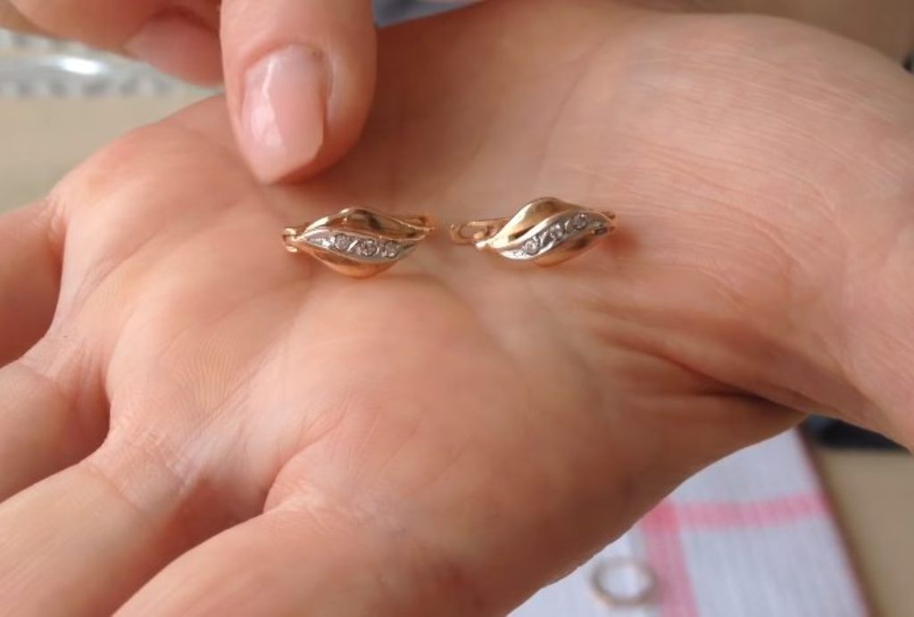 how to clean gold earrings