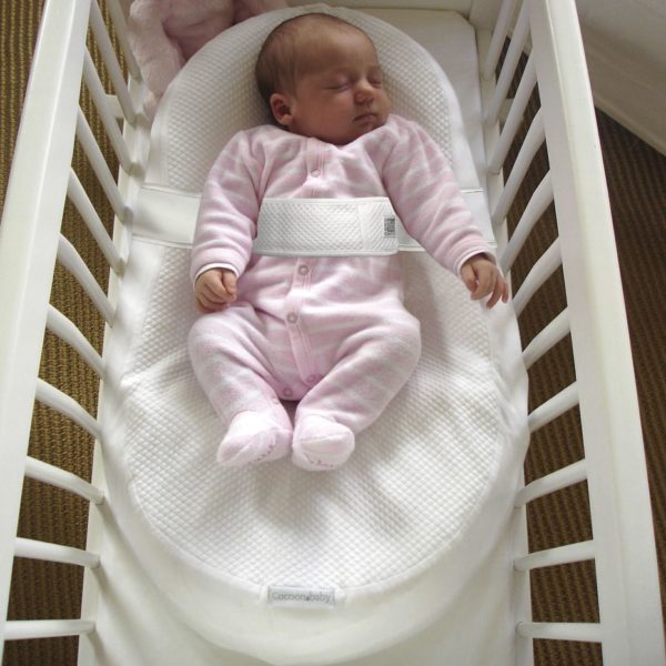 In some cases, the cocoon is placed directly in the crib so that the baby is not afraid of the large scale of the world around him.