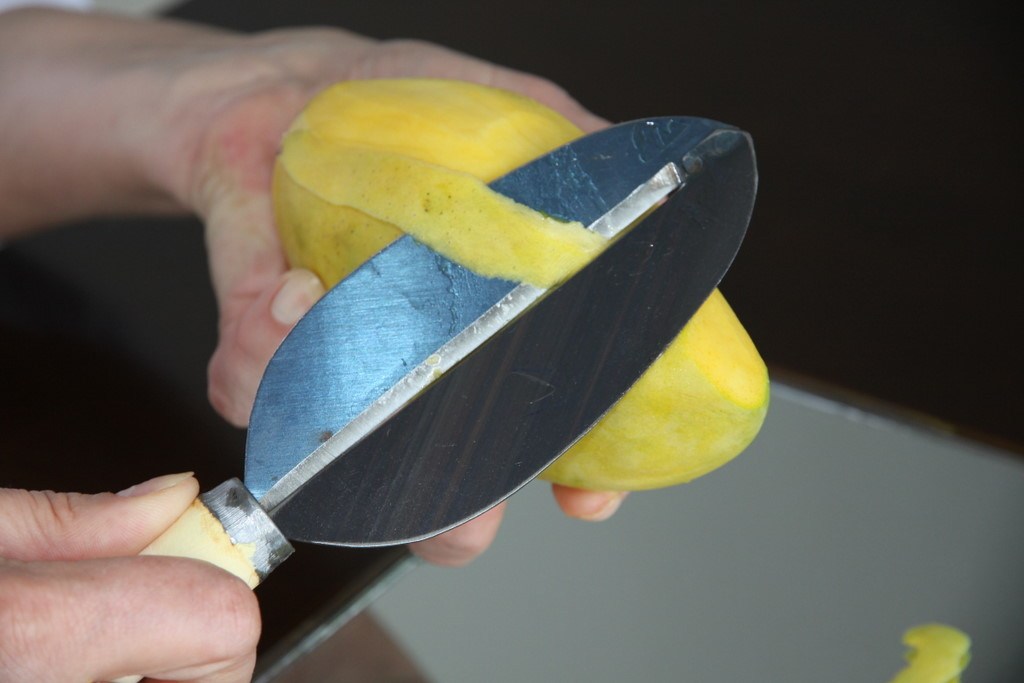 peeling mango