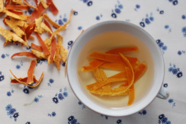 You need to take a glass saucepan, fill it with pieces of orange peel and fill it with water.