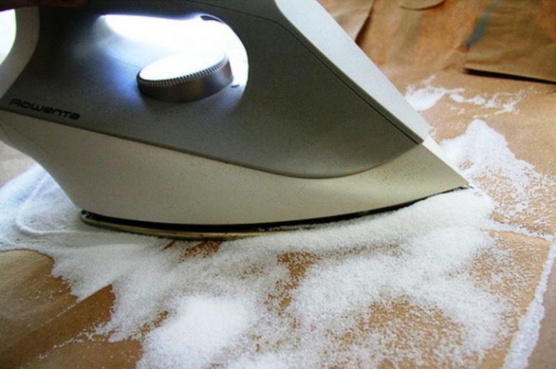 cleaning the iron with salt