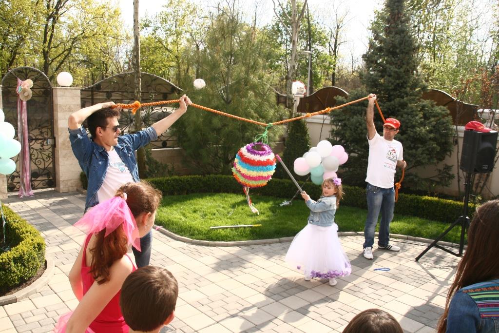 how to break a piñata