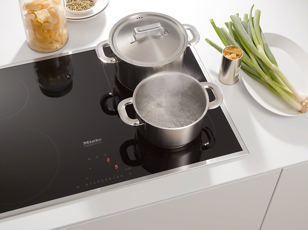 cuisinière à induction dans la cuisine