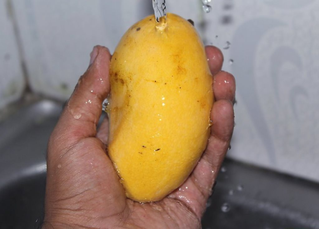 wash the mango