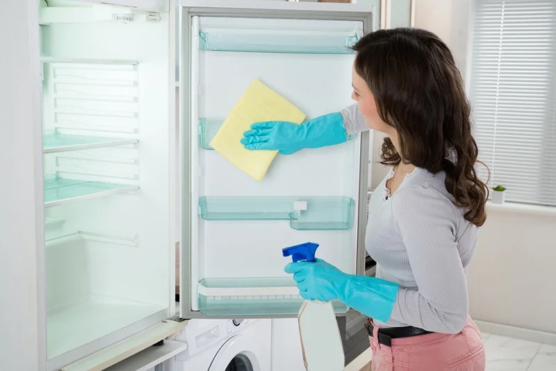 rinse the refrigerator with vinegar