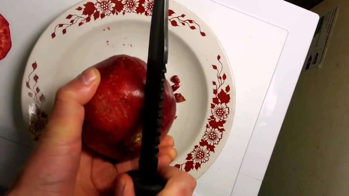 cut a pomegranate