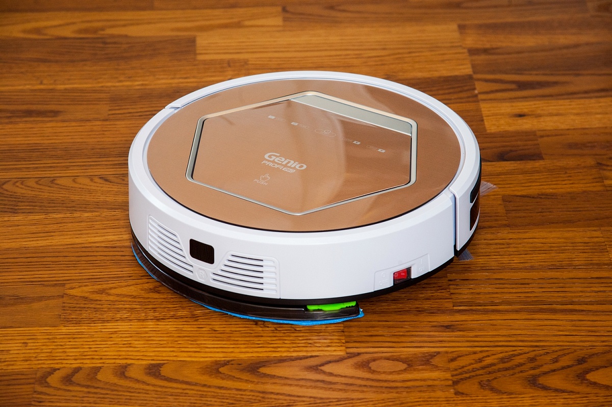 robot vacuum cleaner in the apartment