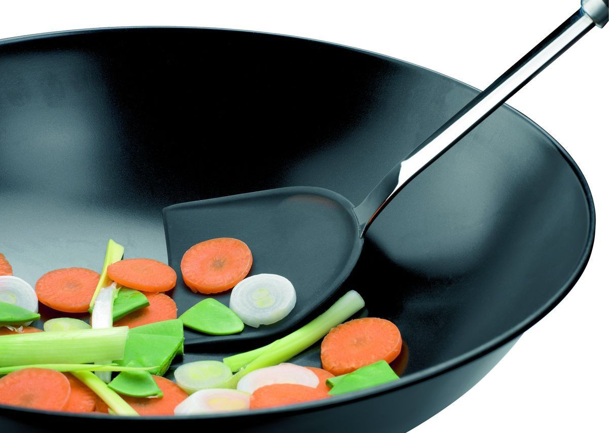 wok pan with spatula