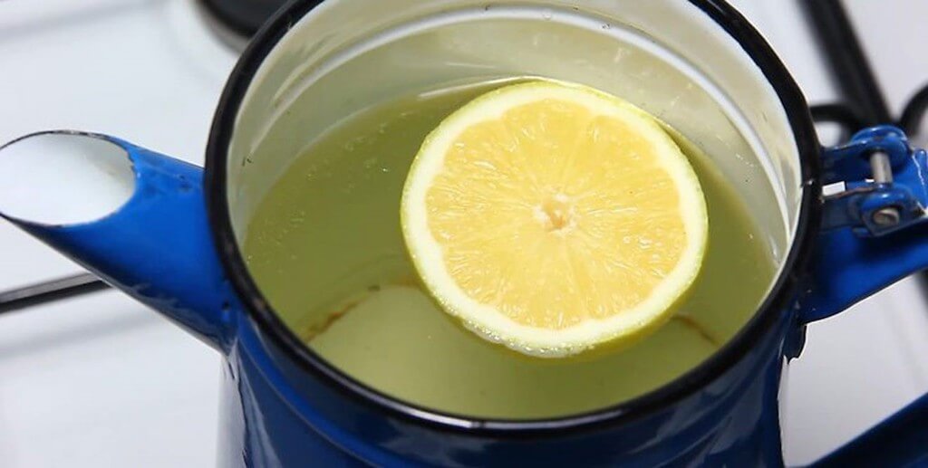 cleaning the kettle with lemon