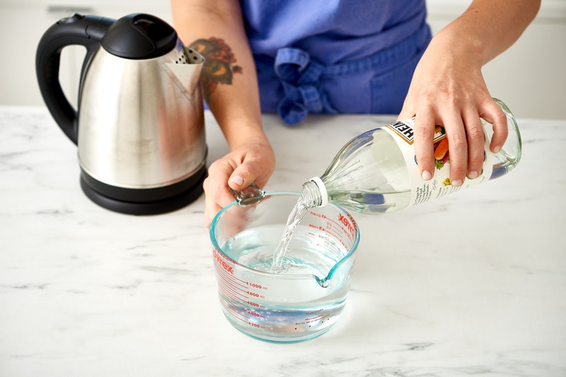 cleaning the kettle with vinegar