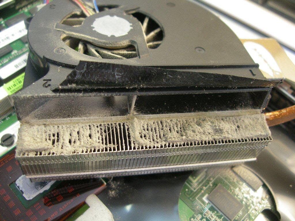 cleaning laptop from dust