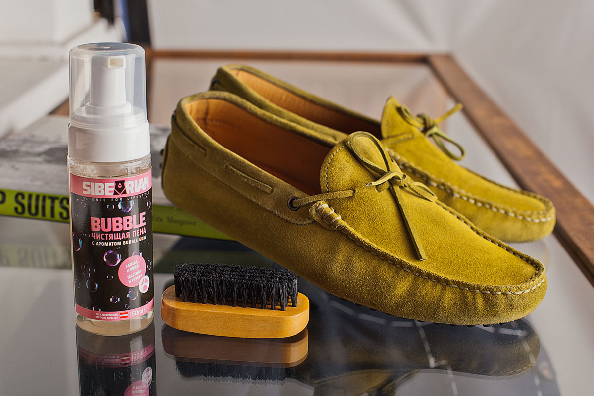 cleaning suede shoes with foam photo