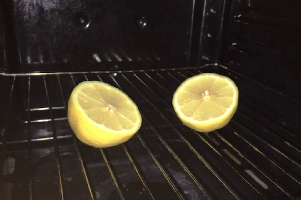 cleaning the oven with lemon