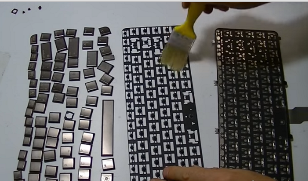 how to clean laptop keyboard